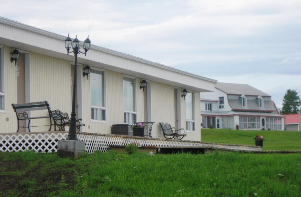 Motel De La Pointe Aux Bouleaux Бе-Сент-Катрин Экстерьер фото